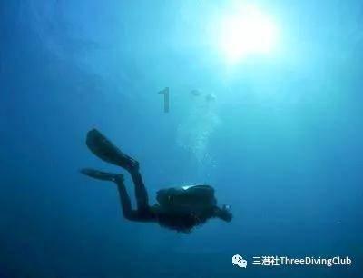 进公司不久，老板改工资说提成什么压一年，只发底薪，我现在很害怕他不给，怎么办？游戏画面